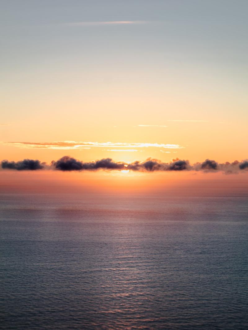 Océano, horizonte y atardecer