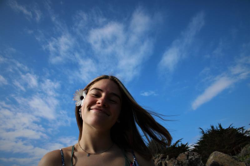 flores en el pelo